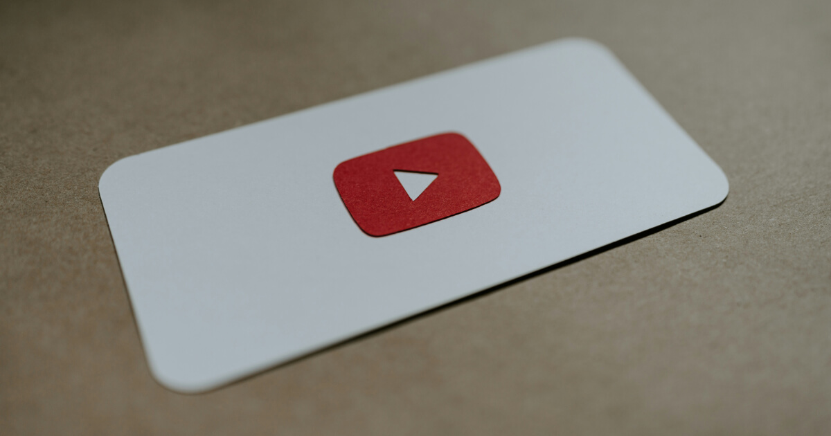 papírból kivágott YouTube logó